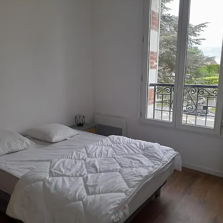 Dans Petit Chateau En Centre *