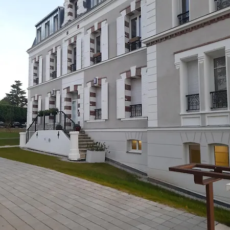 Dans Petit Chateau En Centre Lagny-sur-Marne