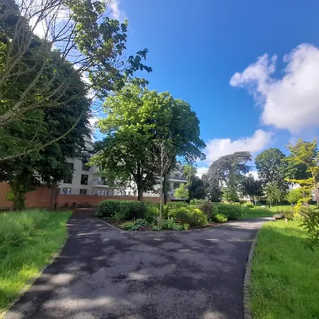 Dans Petit Chateau En Centre * Lagny-sur-Marne