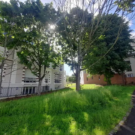 Dans Petit Chateau En Centre Lagny-sur-Marne